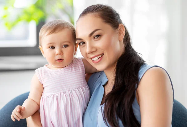 Glückliche Mutter mit kleiner Tochter zu Hause — Stockfoto