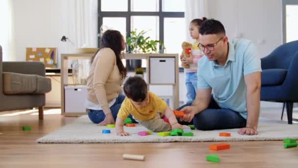 Gelukkig gezin met kinderen die thuis spelen — Stockvideo