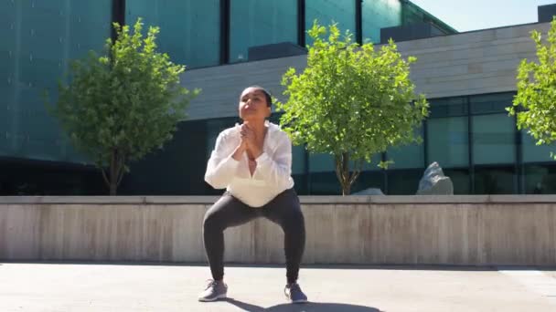 Mujer afroamericana haciendo deportes al aire libre — Vídeos de Stock