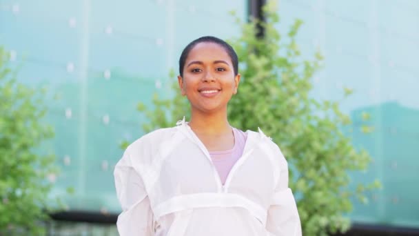 Afrikansk amerikansk kvinna i sportkläder utomhus — Stockvideo
