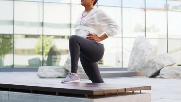 Mujer afroamericana haciendo deportes al aire libre — Vídeo de stock