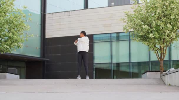 Afro-américaine femme faire du sport en plein air — Video