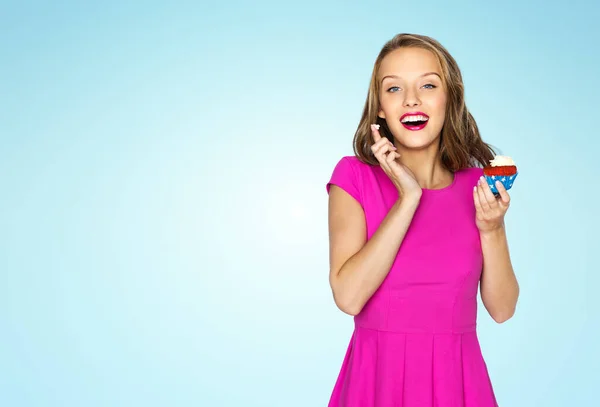 Gelukkig vrouw of tiener meisje met verjaardag cupcake — Stockfoto