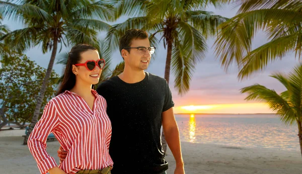 Gelukkig paar wandelen langs zomerstrand — Stockfoto