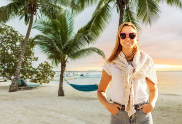 Mujer feliz en la playa en verano — Foto de Stock