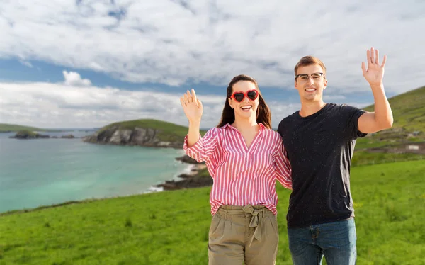 Felice coppia agitando le mani in Irlanda — Foto Stock