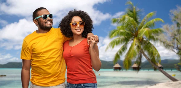 Happy african american couple in sunglasses — Stock Photo, Image