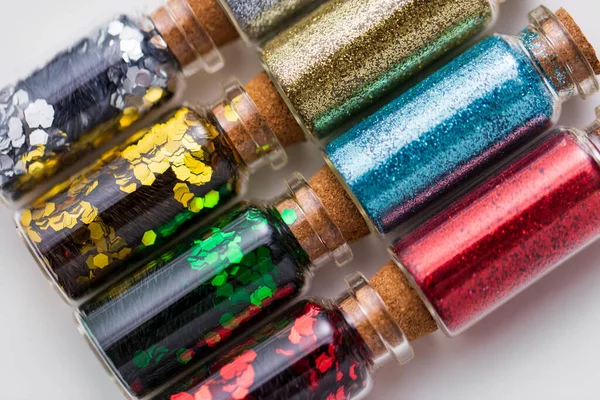 Set aus verschiedenen Glitzern in kleinen Glasflaschen — Stockfoto