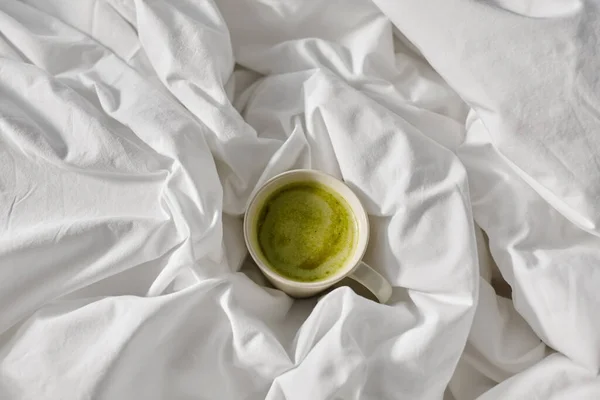 Xícara de chá matcha na cama em casa — Fotografia de Stock