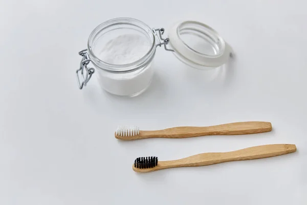 Washing soda and wooden toothbrushes — Stock Photo, Image