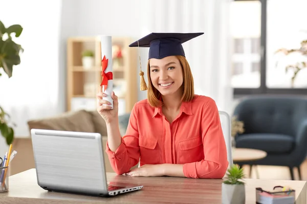 Mulher estudante com laptop e diploma em casa — Fotografia de Stock