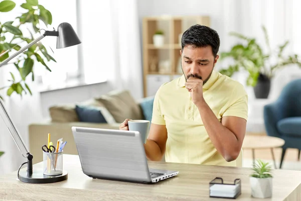 III orang India dengan batuk laptop di kantor rumah — Stok Foto