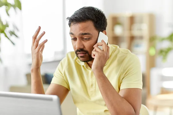 Man belt op smartphone op kantoor — Stockfoto