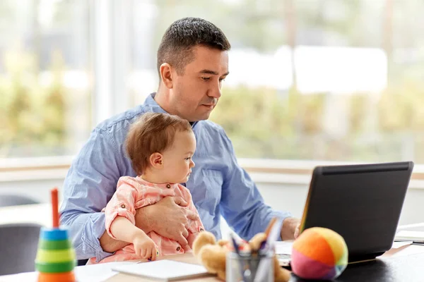 Vader met baby werken op laptop thuis kantoor — Stockfoto