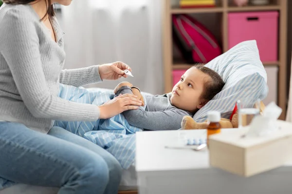 Mother measuring temperature of sick daughter — Stock Photo, Image