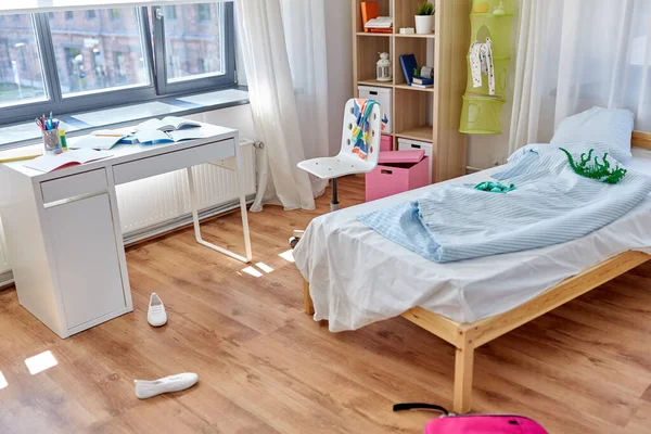 Casa desordenada o habitación de niños con cosas dispersas —  Fotos de Stock
