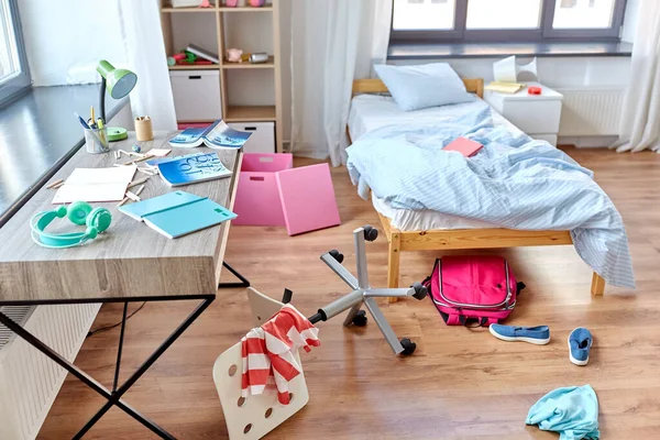 Грязный дом или детская комната с разбросанными вещами — стоковое фото
