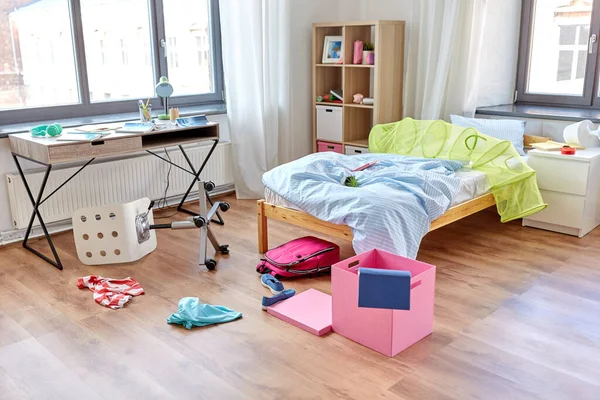 Casa disordinata o stanza dei bambini con roba sparsa — Foto Stock