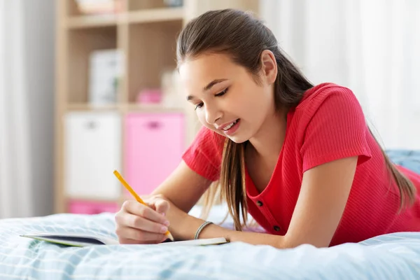 Tienermeisje schrijven naar dagboek thuis — Stockfoto