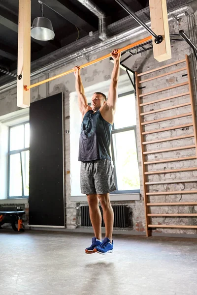 Homem se exercitando no bar e fazendo pull-ups no ginásio Fotos De Bancos De Imagens Sem Royalties