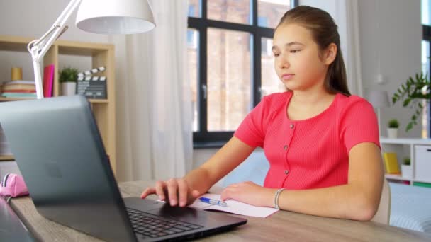 Estudante menina com computador portátil aprendizagem em casa — Vídeo de Stock
