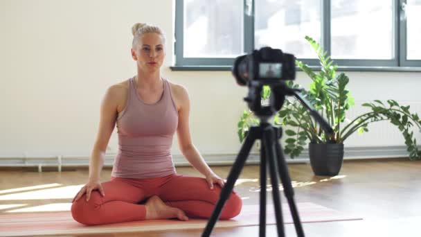 Kadın ya da blog yazarı yoga sınıfı videosunu kaydediyor — Stok video