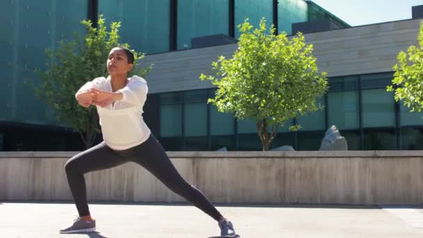 Afrikanische Amerikanerin beim Sport im Freien — Stockvideo