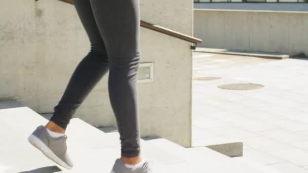Afroamerikanerin läuft im Freien die Treppe hinunter — Stockvideo