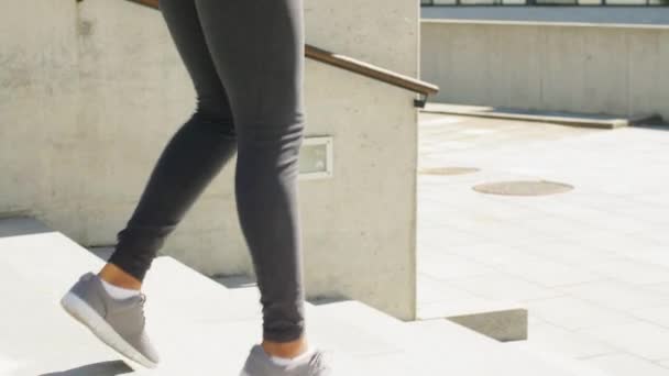 Mujer afroamericana corriendo abajo al aire libre — Vídeo de stock