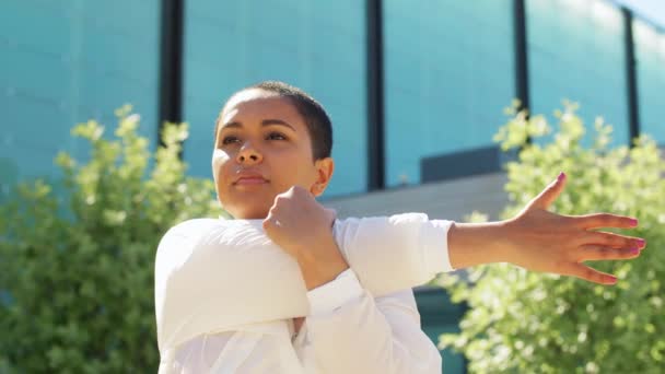 Mujer afroamericana haciendo deportes al aire libre — Vídeo de stock