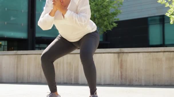 Mujer afroamericana haciendo deportes al aire libre — Vídeos de Stock