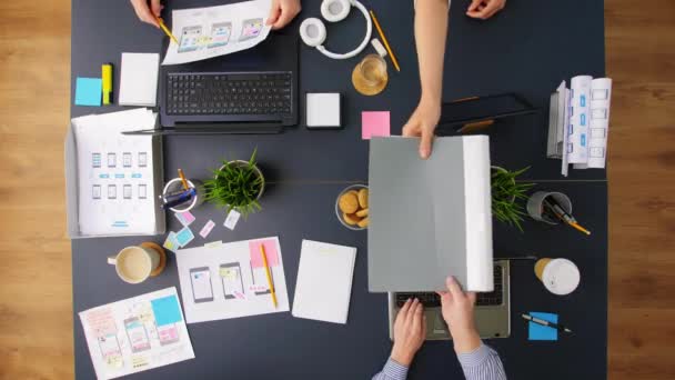 Équipe d'affaires avec des gadgets travaillant à la table de bureau — Video