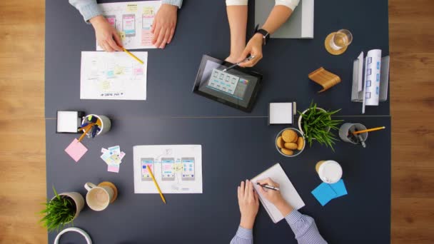 Equipe de negócios com gadgets trabalhando na mesa de escritório — Vídeo de Stock