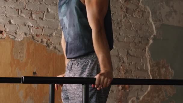 Férfi csinál triceps mártás párhuzamos rúd tornaterem — Stock videók