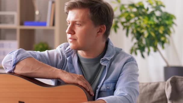 Felice sorridente giovane con la chitarra a casa — Video Stock