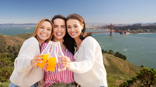 Frauen stoßen in San Francisco auf Getränke an — Stockfoto