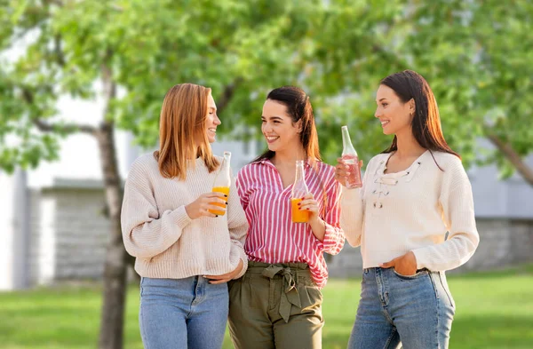 Mujeres jóvenes con bebidas no alcohólicas hablando —  Fotos de Stock