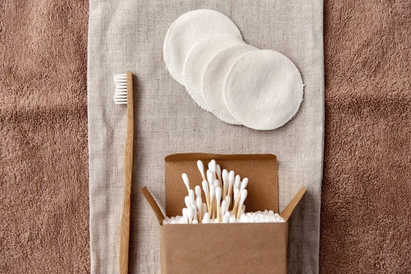 Cepillo de dientes de madera, almohadillas de algodón y hisopos en caja — Foto de Stock