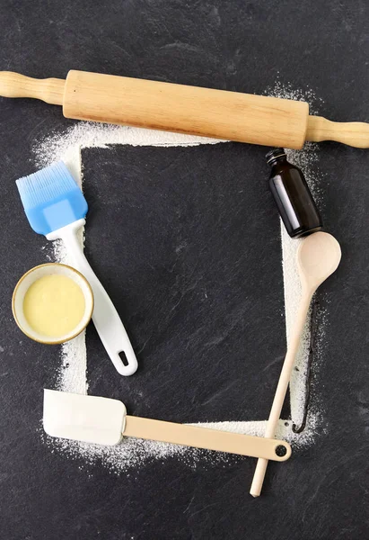 Rangka alat dapur dan bahan-bahan memasak — Stok Foto