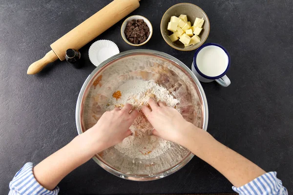 Chef ou padeiro fazendo massa na padaria — Fotografia de Stock