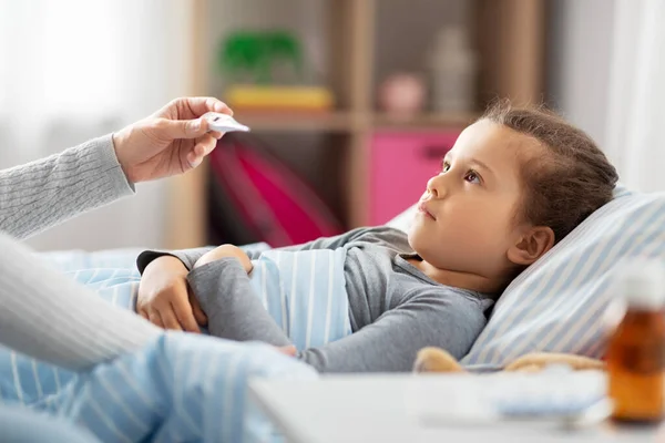 Madre medición de la temperatura de la hija enferma — Foto de Stock