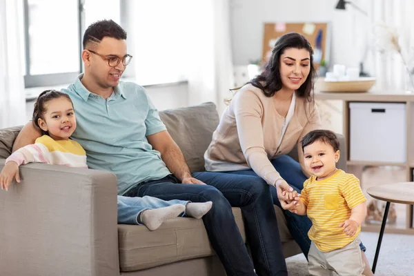 Ritratto di una famiglia felice seduta sul divano di casa — Foto Stock