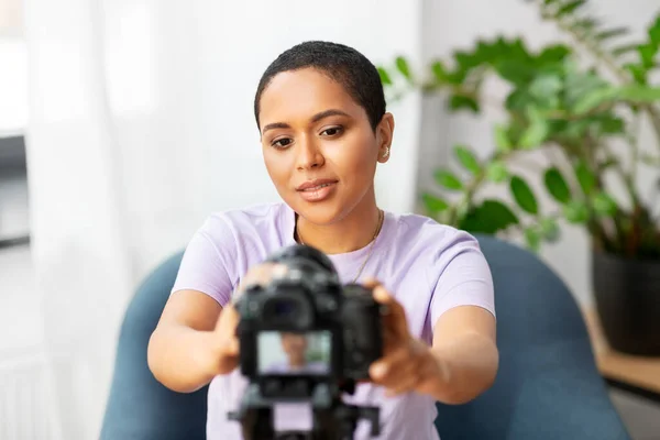 Femmina video blogger regolazione fotocamera a casa — Foto Stock