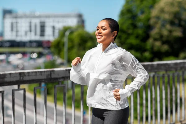 Mujer afroamericana corriendo al aire libre — Foto de Stock