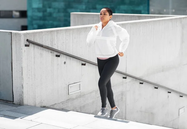 Mujer afroamericana corriendo arriba al aire libre —  Fotos de Stock