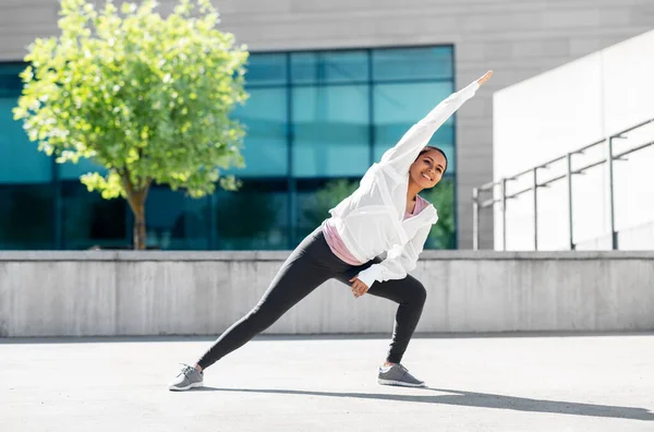 Donna afro-americana che fa sport all'aperto — Foto Stock