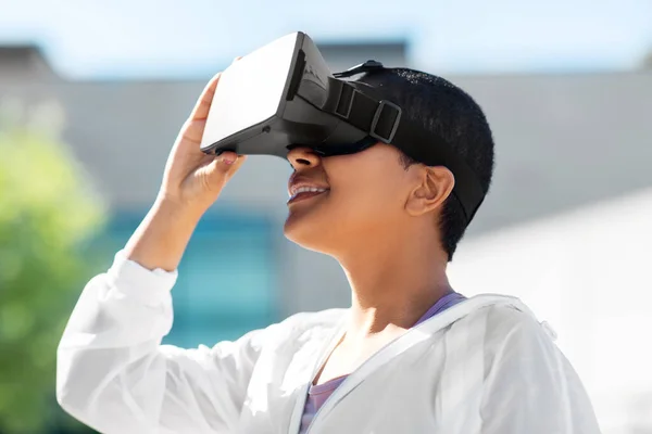 Mujer afro-americana feliz con gafas vr — Foto de Stock