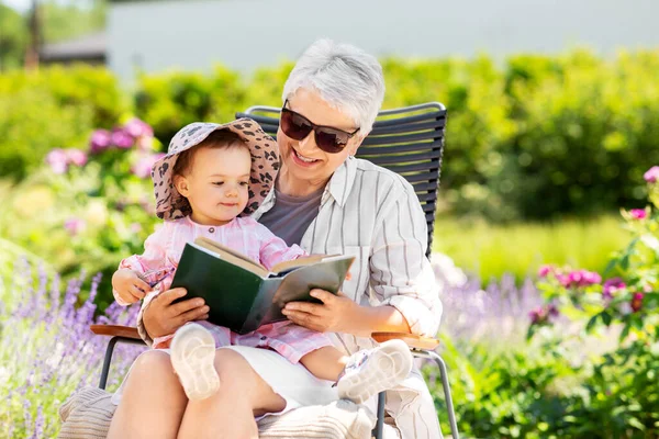 Abuela y nieta bebé libro de lectura — Foto de Stock