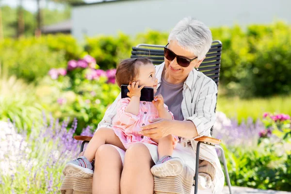 Mormor och barnbarn barnbarn med smartphone — Stockfoto