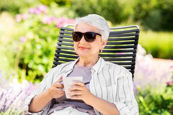 Feliz anciana bebiendo café en el jardín —  Fotos de Stock